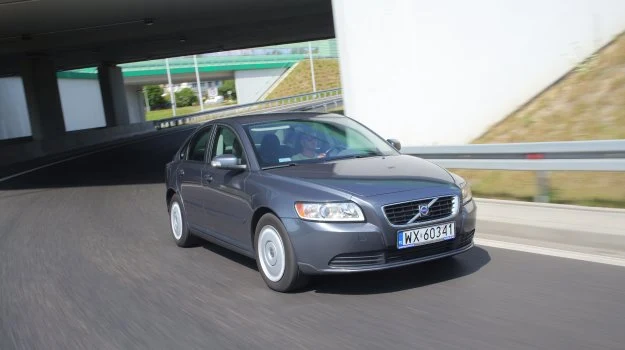 Volvo to samochód ze sportowym zacięciem: nisko zawieszony, twardy i bardzo stabilny podczas pokonywania zakrętów. Volvo to samochód ze sportowym zacięciem: nisko zawieszony, twardy i bardzo stabilny podczas pokonywania zakrętów.