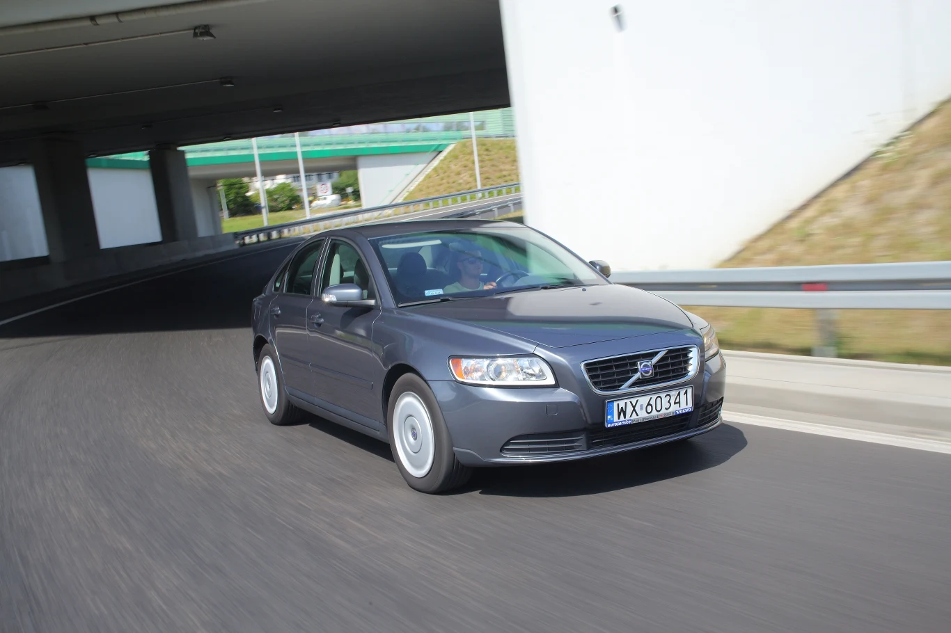 Volvo to samochód ze sportowym zacięciem: nisko zawieszony, twardy i bardzo stabilny podczas pokonywania zakrętów. Volvo to samochód ze sportowym zacięciem: nisko zawieszony, twardy i bardzo stabilny podczas pokonywania zakrętów.