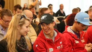 Kamil Stoch (C) z żoną Ewą
