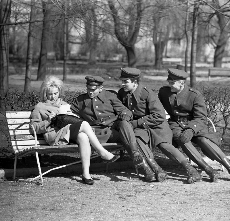 Żołnierski flirt w jednym z warszawskich parkow (1962 r.) Żołnierski flirt w jednym z warszawskich parkow (1962 r.)