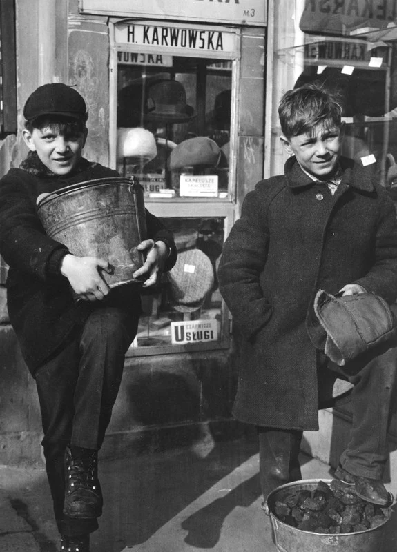 Chłopcy niosący węgiel na opał. Ulica Marszalkowska, Warszawa, lata 60. Chłopcy niosący węgiel na opał. Ulica Marszalkowska, Warszawa, lata 60.