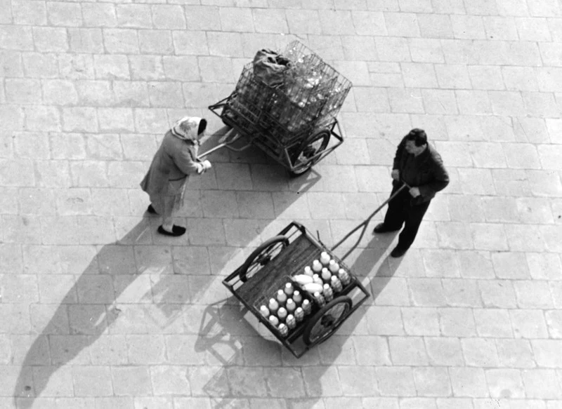 Dostawa mleka do mieszkań na Muranowie, Warszawa, lata 60. Dostawa mleka do mieszkań na Muranowie, Warszawa, lata 60.