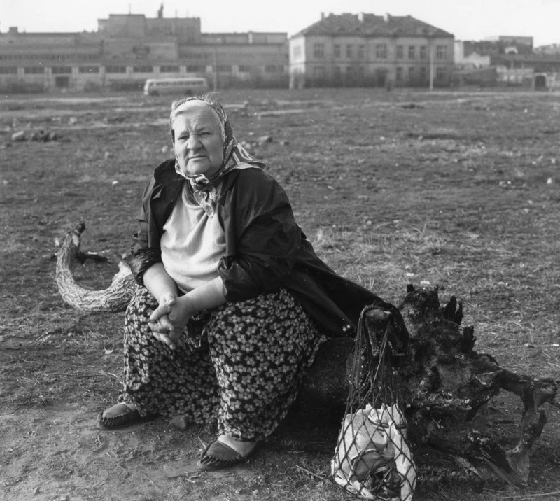 Matka czekająca na list od syna. Ulica Łódzka, Warszawa 1965 r. Matka czekająca na list od syna. Ulica Łódzka, Warszawa 1965 r.