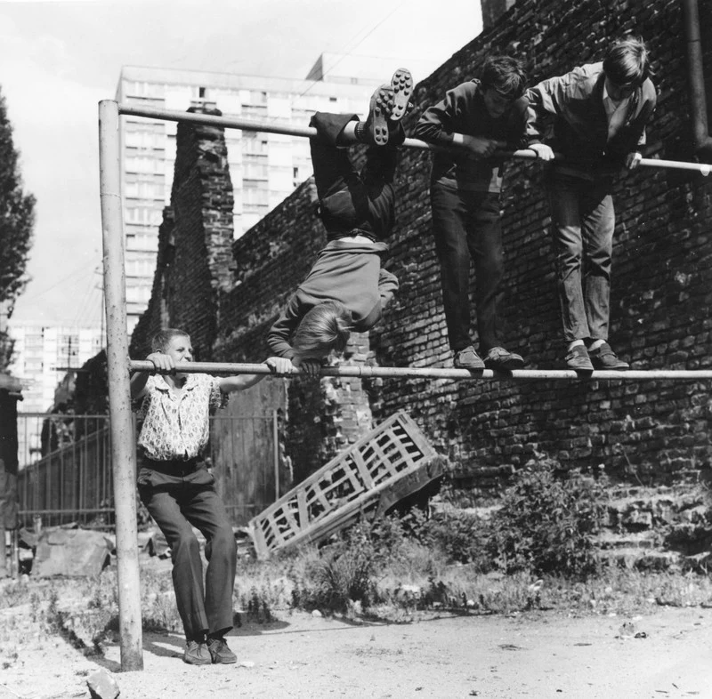 Młodzi chłopcy podczas zabawy na trzepaku. Ulica Żelazna, Warszawa lata 60. Młodzi chłopcy podczas zabawy na trzepaku. Ulica Żelazna, Warszawa lata 60.