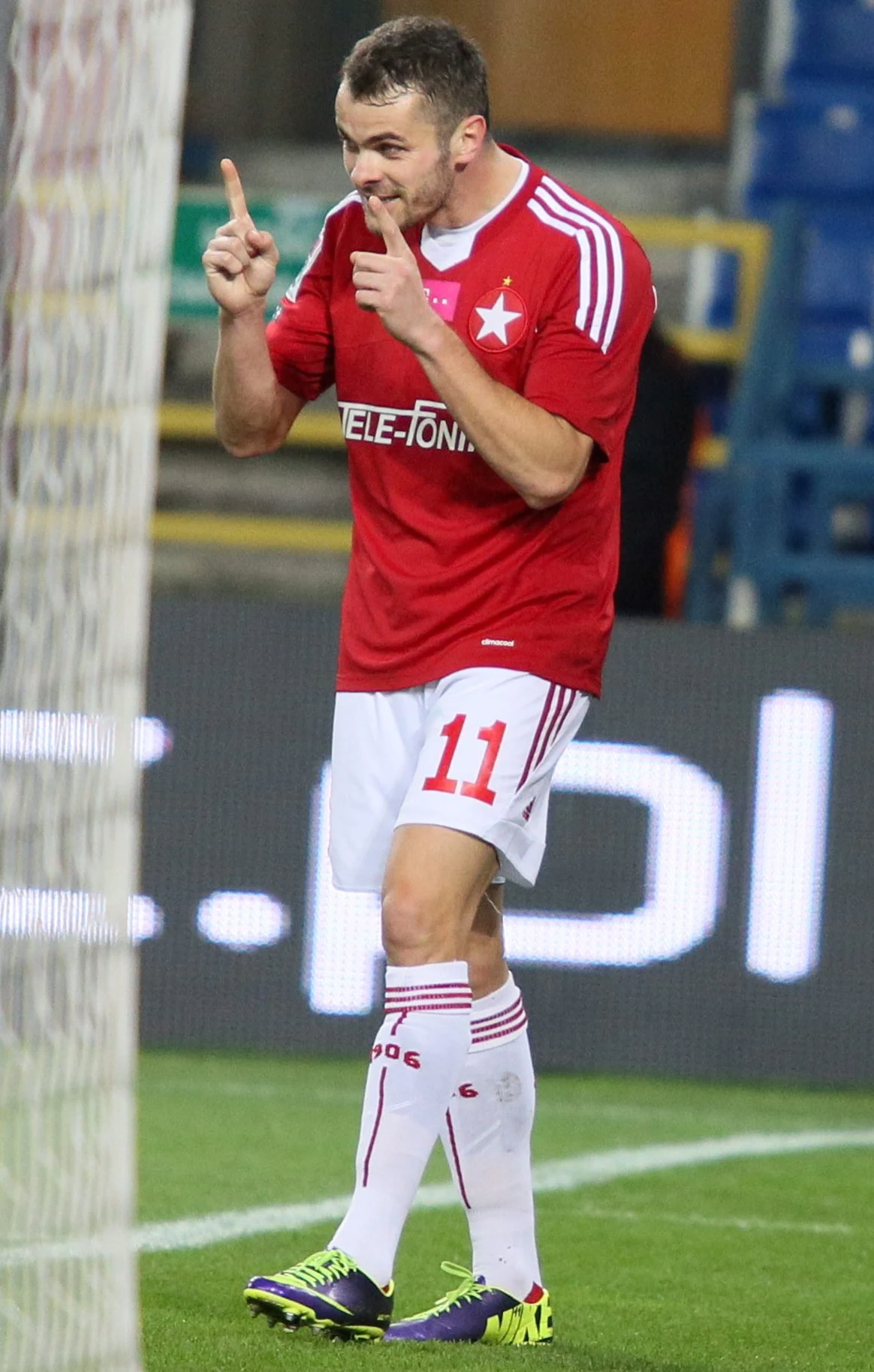 Piłkarz Wisły Kraków Paweł Brożek cieszy się z gola 