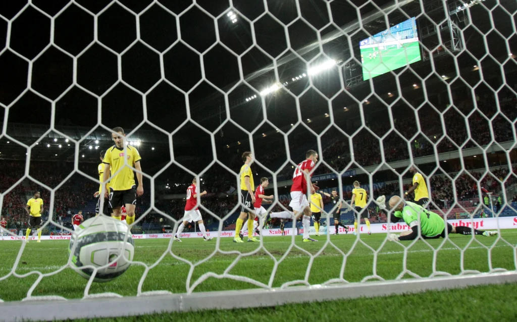 Piłka w bramce Widzewa Łódź po strzale Donalda Guerriery z Wisły Kraków