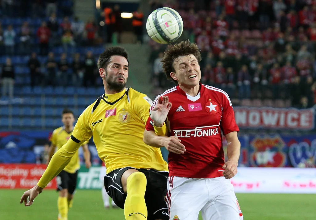 Zawodnik Widzewa Łódź Jonathan de Amo Perez (L) walczy o piłkę z Rafałem Boguskim