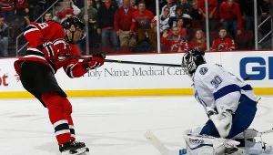 Jaromir Jagr strzela gola