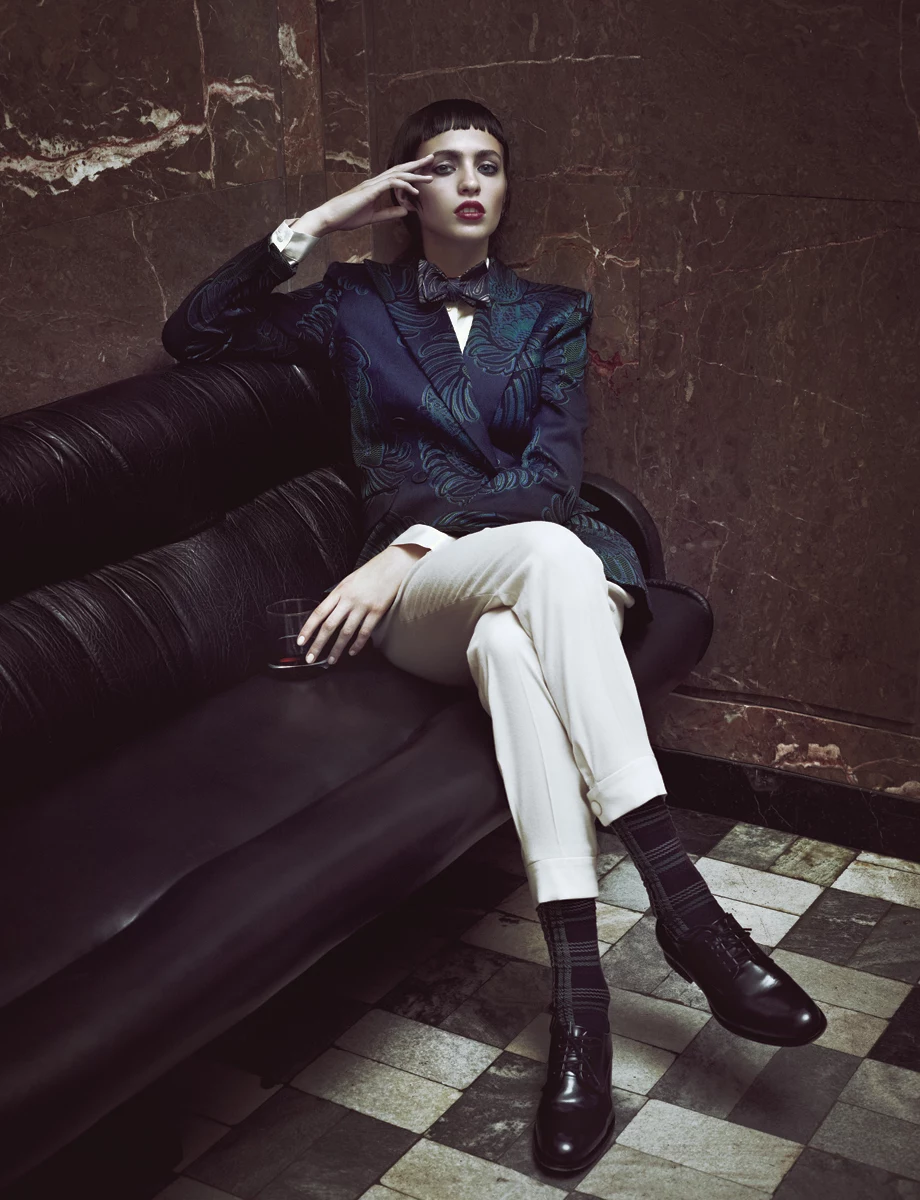 żakardowa marynarka Stella McCartney, jedwabna koszula Simple, spodnie 7/8 Boss, wzorzysta muszka Emanuel Berg, kaszmirowe skarpetki Calzedonia, buty z lakierowanej skóry COS żakardowa marynarka Stella McCartney, jedwabna koszula Simple, spodnie 7/8 Boss, wzorzysta muszka Emanuel Berg, kaszmirowe skarpetki Calzedonia, buty z lakierowanej skóry COS