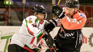 Hokeista GKS Tychy Jakub Wanacki (L) w starciu z Mateuszem Danielukiem (P) z JKH GKS Jastrzębie