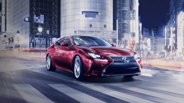 Lexus RC przemieszcza się na kołach z 18- lub 19-calowymi obręczami.