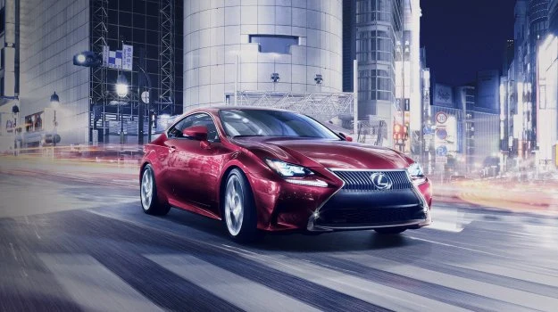 Lexus RC przemieszcza się na kołach z 18- lub 19-calowymi obręczami. Lexus RC przemieszcza się na kołach z 18- lub 19-calowymi obręczami.
