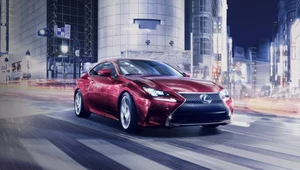 Lexus RC przemieszcza się na kołach z 18- lub 19-calowymi obręczami.