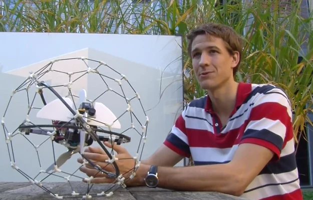 Dron w klatce.    Fot. epflnews