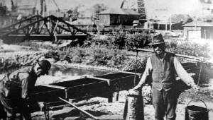 "Lebacy" - zbieracze ropy naftowej z łapaczek i rozlewisk na kopalniach w Boryslawiu