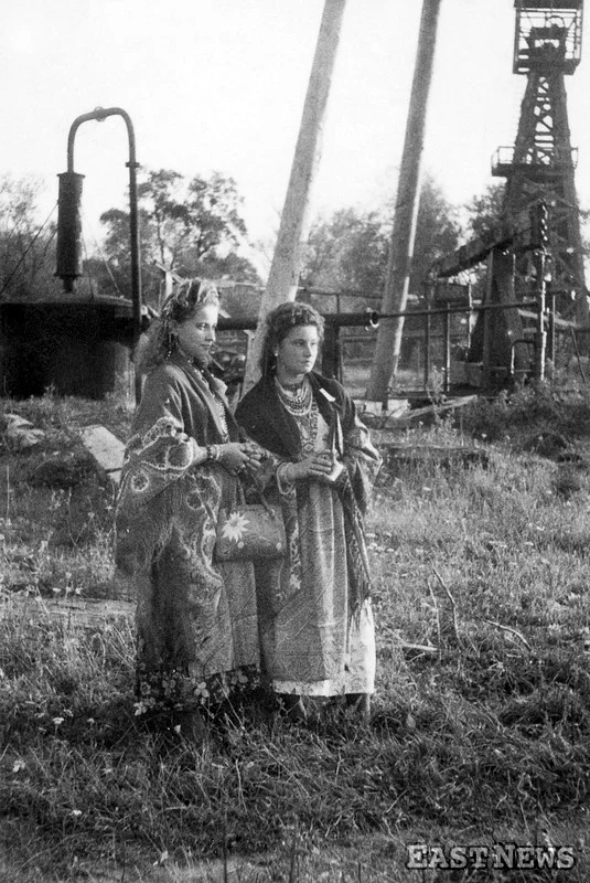 Żydowki, żony właścicieli szybów kopalnianych ropy naftowej w kopalni Równe w Wietrznie, Beskid Niski, lata 20.Beskid Niski