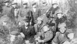 Oddział Zdzisława Brońskiego "Uskoka" (siedzi w oficerkach czwarty od prawej) - fot. ze zbiorów IPN