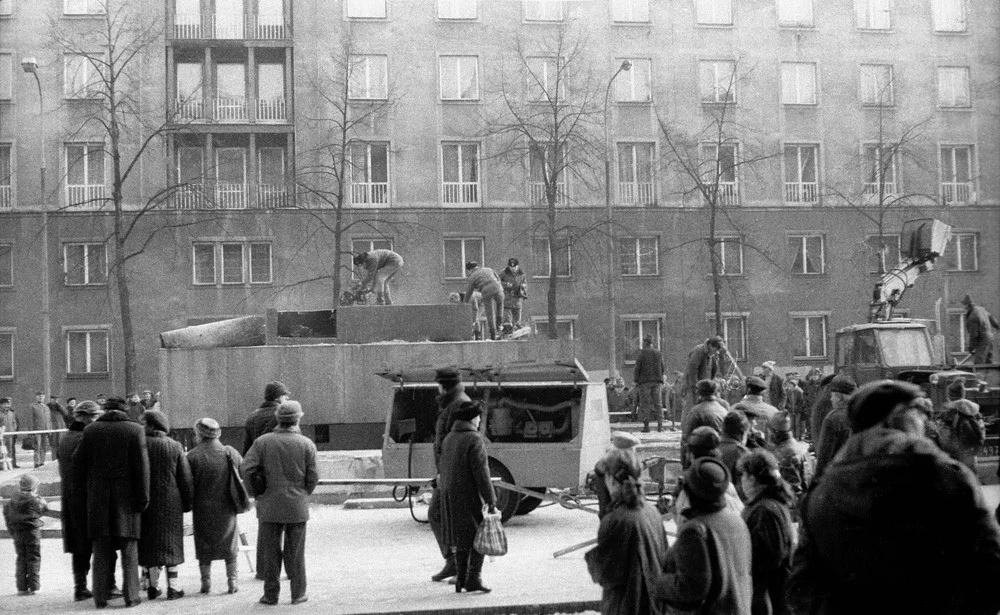 Rozbiórka pomnika Włodzimierza Lenina; 10.12.1989 Kraków - Nowa Huta