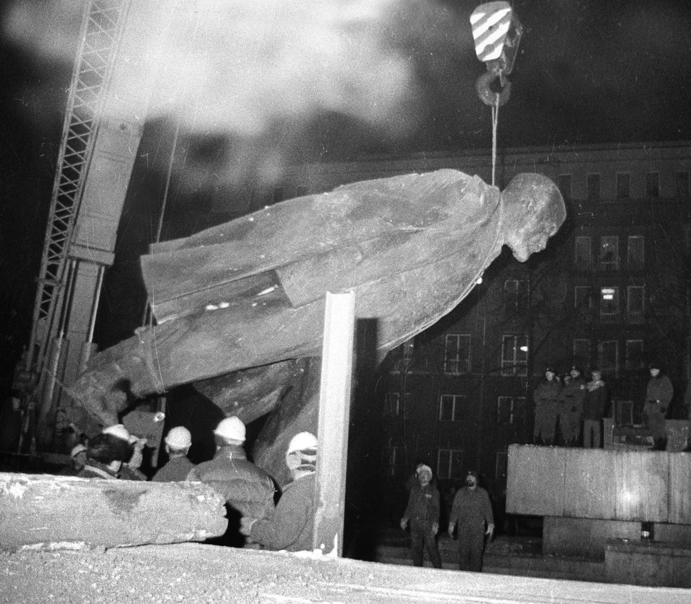 Rozbiórka pomnika Włodzimierza Lenina; 10.12.1989 Kraków - Nowa Huta