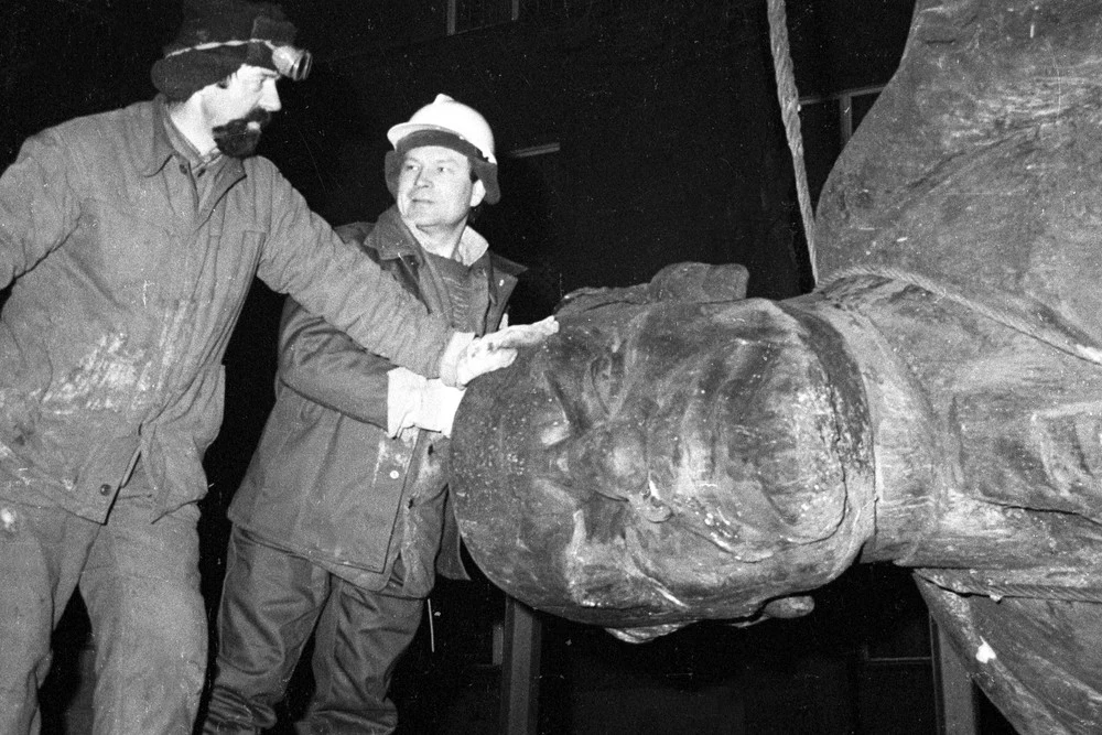 Rozbiórka pomnika Włodzimierza Lenina; 10.12.1989 Kraków - Nowa Huta
