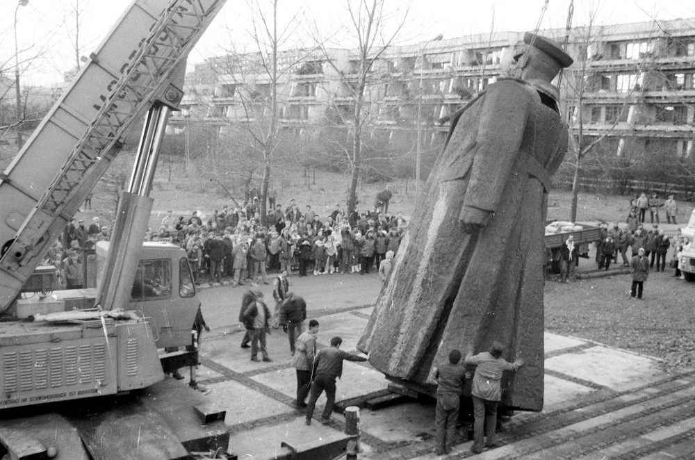 Demontaż pomnika marszałka Iwana Koniewa; 09.01.1990 Kraków