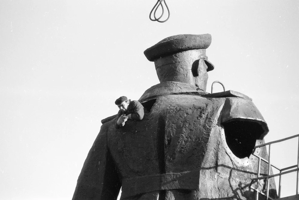 Demontaż pomnika marszałka Iwana Koniewa; 09.01.1990 Kraków