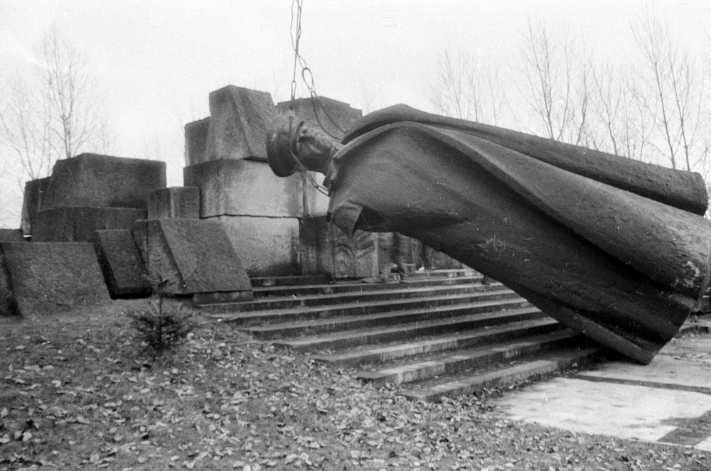Demontaż pomnika marszałka Iwana Koniewa; 09.01.1990 Kraków