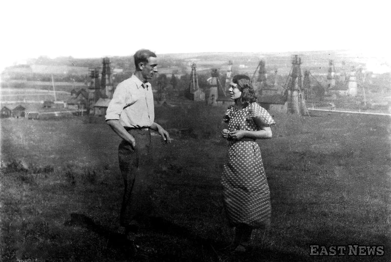Na tle szybów naftowych na Podkarpaciu, wieś Wietrzno, lata 30. 