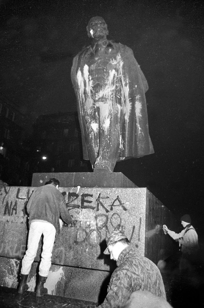 Rozbiórka pomnika Włodzimierza Lenina; 10.12.1989 Kraków - Nowa Huta