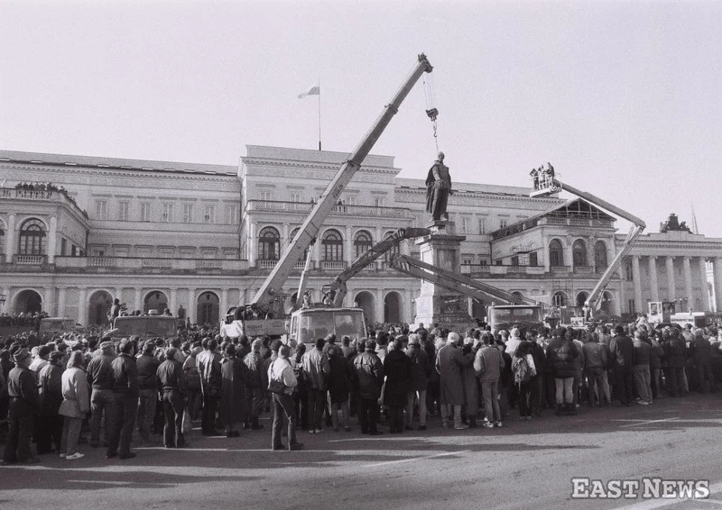 Zburzenie pomnika Feliksa Dzierżynskiego na Pl. Dzierżynskiego (obecnie Pl. Bankowy) w Warszawie, 17 listopada 1989