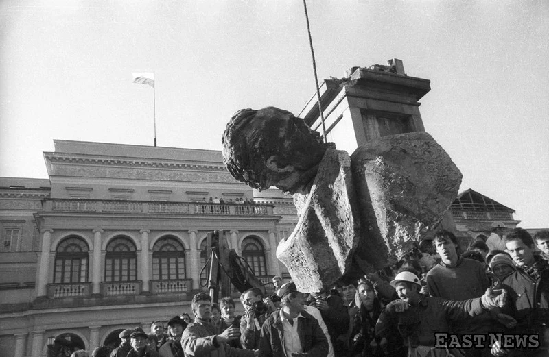 Zburzenie pomnika Feliksa Dzierżynskiego na Pl. Dzierżynskiego (obecnie Pl. Bankowy) w Warszawie, 17 listopada 1989