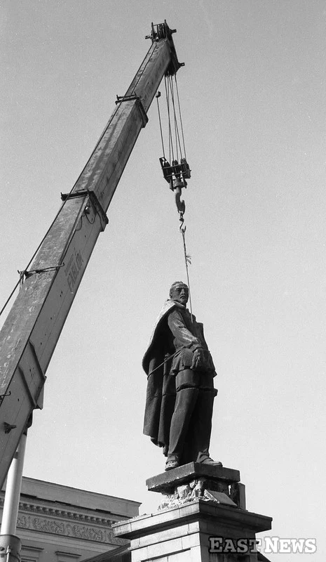 Zburzenie pomnika Feliksa Dzierżynskiego na Pl. Dzierżynskiego (obecnie Pl. Bankowy) w Warszawie, 17 listopada 1989