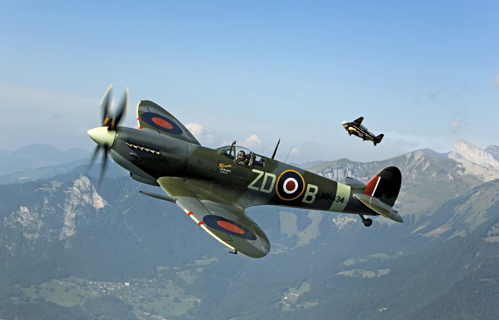 Yves Rossy w locie w szyku z Supermarine Spitfire Mk. IX Yves Rossy w locie w szyku z Supermarine Spitfire Mk. IX