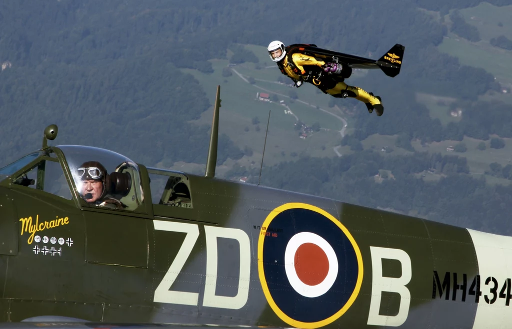 Yves Rossy w locie w szyku z Supermarine Spitfire Mk. IX Yves Rossy w locie w szyku z Supermarine Spitfire Mk. IX