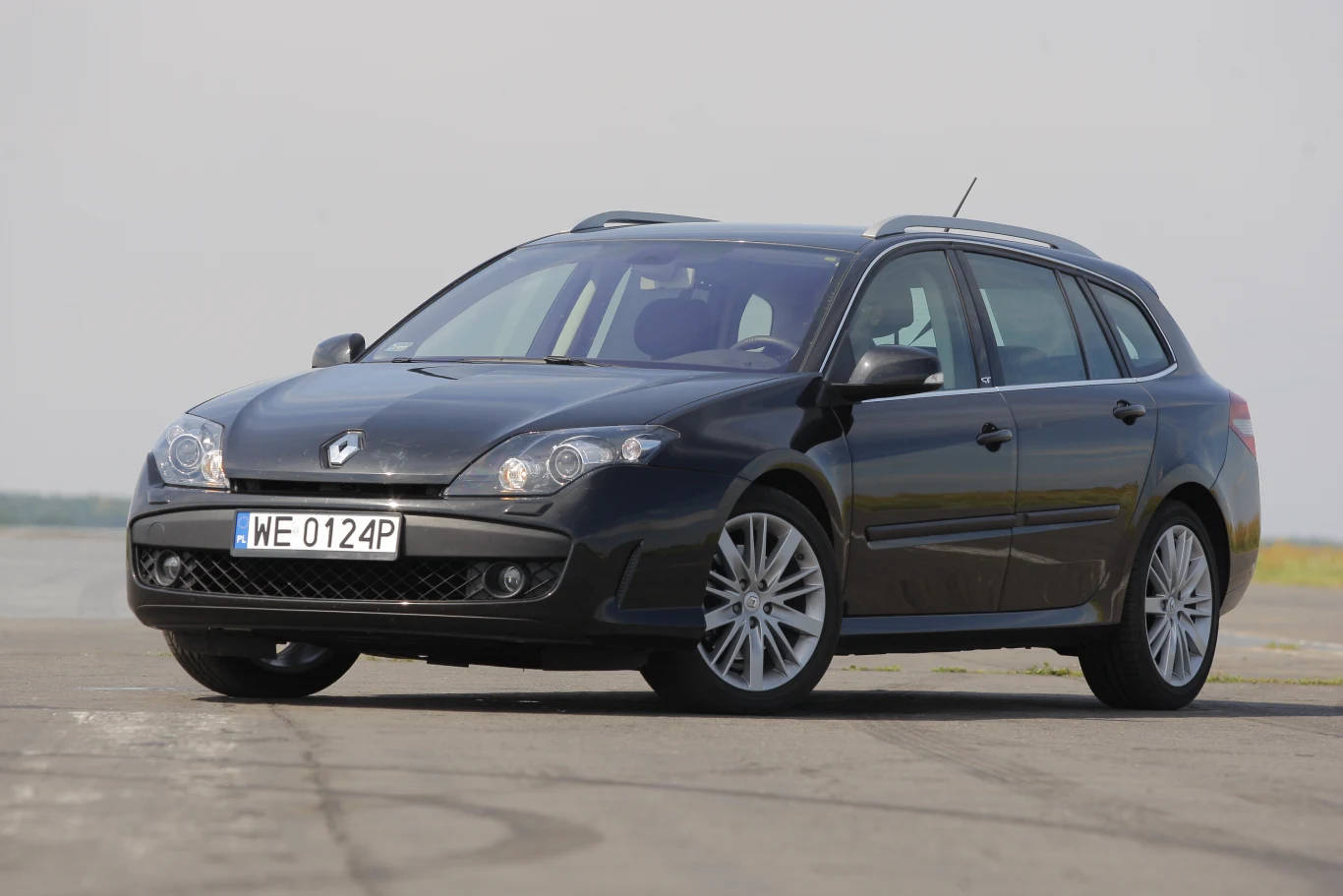 LAGUNA GT: NA SPORTOWO - stylizacyjny pakiet GT (wyróżnia go m.in. oryginalny zderzak) początkowo był łączony z systemem 4Control. Później pojawiły się wersje bez niego. W ogłoszeniach dominują... wysokoprężne kombi!
