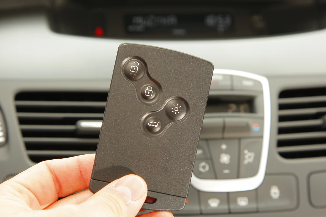 Cztery przyciski na karcie wyróżniają wersje z systemem Hands Free.