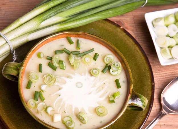 Zupa cebulowa jest nie tylko smaczna, ale i zdrowa. 