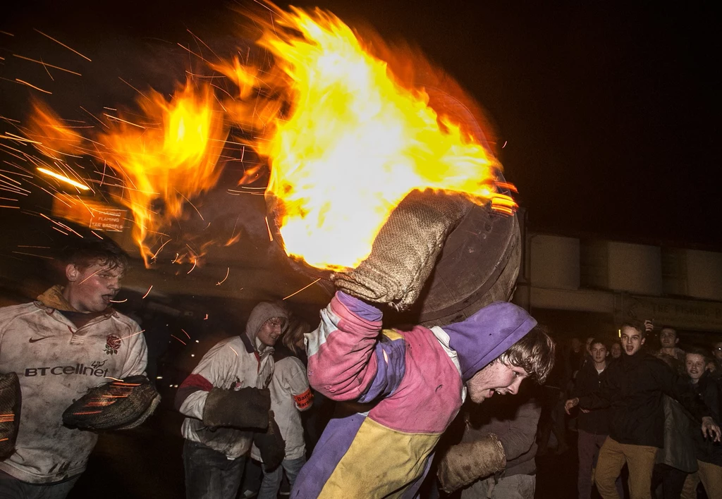 Tar Barrel to niebezpieczny zwyczaj. Ale i jedyny w swoim rodzaju...