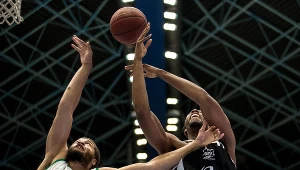 Koszykarz Śląska Wrocław Kevin Thompson (L) walczy o piłkę z Keithem Wrightem