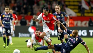 Radamel Falcao z AS Monaco przedziera się przez defensywę Evian 