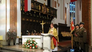 Biskup polowy Wojska Polskiego Józef Guzdek podczas mszy świętej za Ojczyznę 