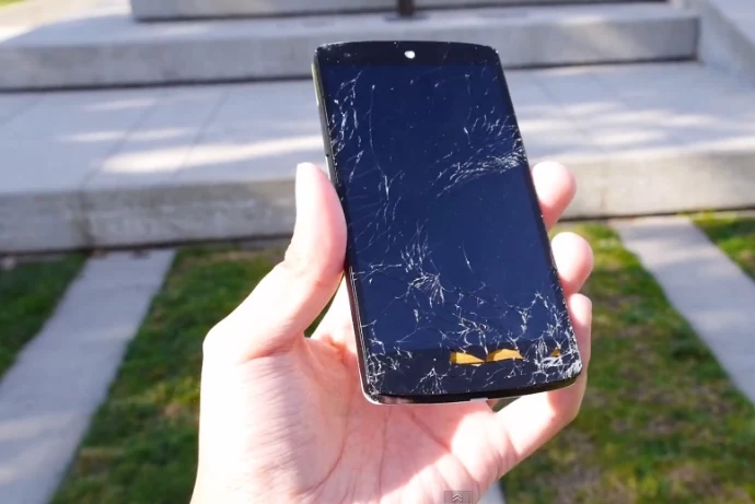 Czy Nexus 5 wytrzymuje starcie z betonem?