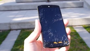 Czy Nexus 5 wytrzymuje starcie z betonem?