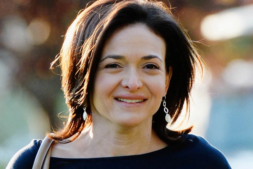 Sheryl Sandberg jest pierwszą kobietą w swojej rodzinie, która zrobiła karierę. „To dowód, że osiągania sukcesu można się nauczyć, nawet gdy było się wychowywaną tylko na dobrą żonę i matkę”, mówi.