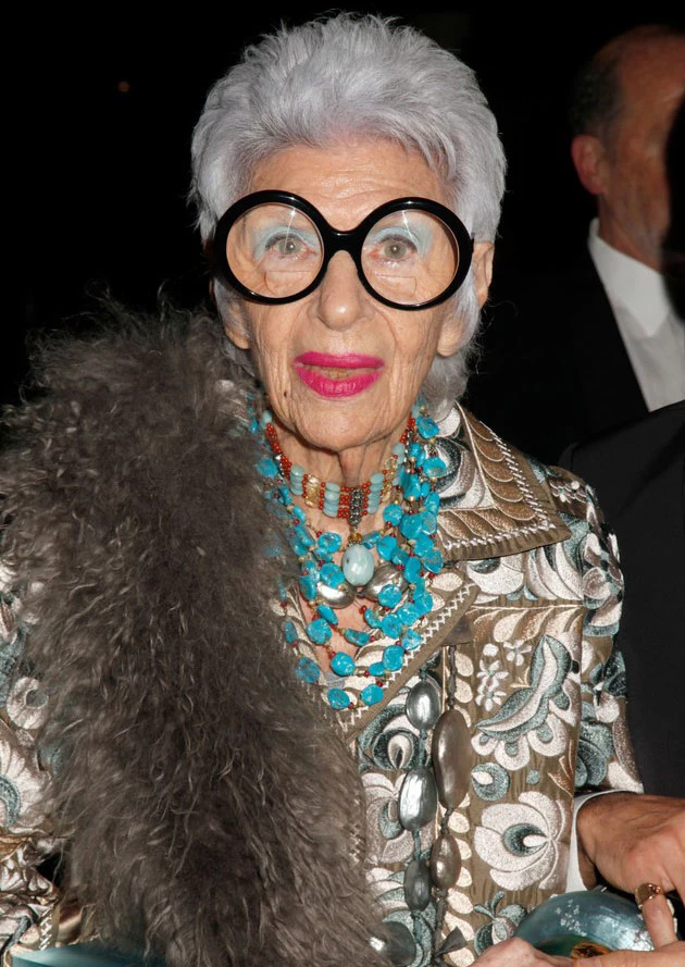 92-letnia Iris Apfel, nowojorska ikona mody i stylu. Magazyn „Dazed and Confused” zaprosił ją do sesji mody w charakterze modelki.