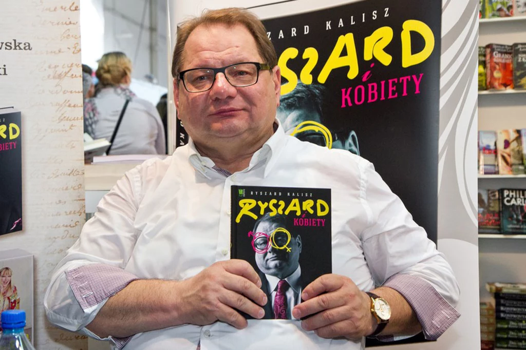 Ryszard Kalisz podpisuje swoją książkę "Ryszard i kobiety" podczas krakowskich Targów Książki