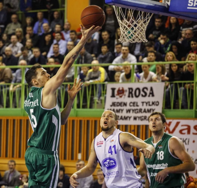 Aaron Cel w akcji podkoszowej Aaron Cel w akcji podkoszowej