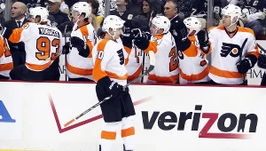 Brayden Schenn odbiera gratulacje od kolegów z Flyers