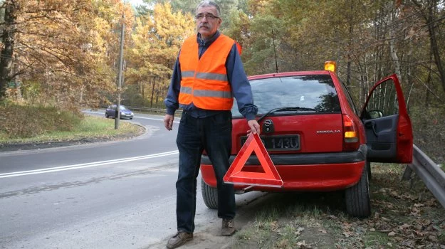 Korzystanie z kamizelki odblaskowej nie jest obowiązkowe. Dla własnego bezpieczeństwa, wychodząc na drogę, warto ją zakładać.