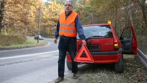 Korzystanie z kamizelki odblaskowej nie jest obowiązkowe. Dla własnego bezpieczeństwa, wychodząc na drogę, warto ją zakładać.